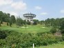 名物18番ホールのセカンドショット、池越えなるか？