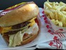 In-N-Outのハンバーガー