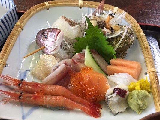 魚市場食堂 海賓 氷見漁港の食堂で かぶす汁付きの よくばり刺身定食 ゴルフバカの気まぐれブログゴルフバカの気まぐれブログ